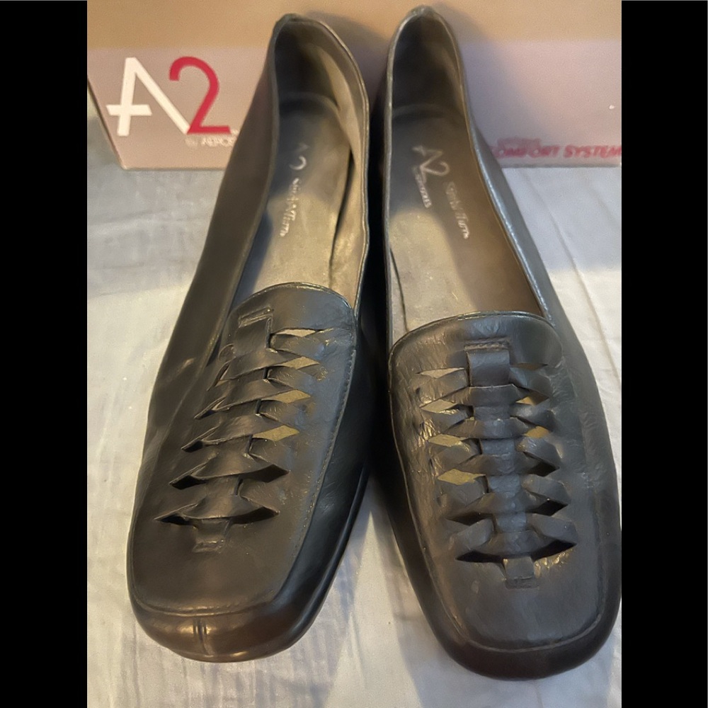 Flat black shoes toe is weaved